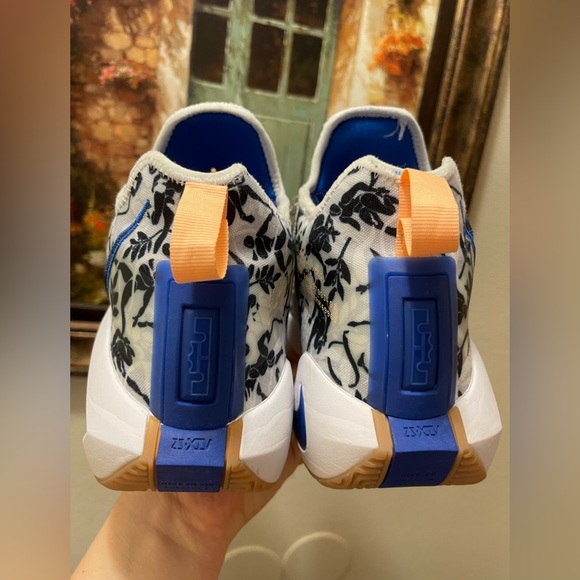 Nike Lebron Soldier 14 Sisterhood Basketball Shoes - Picture 9 of 16